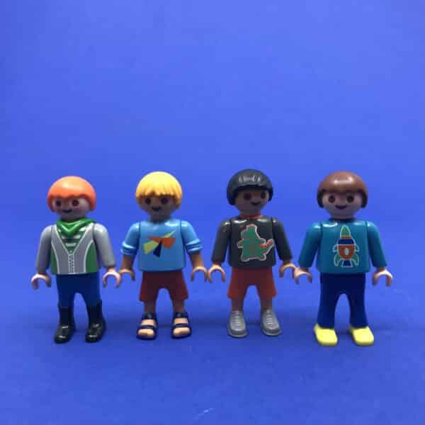Playmobil set van vier jongetjes met blond, bruin, rood en zwart haar